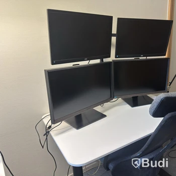 Höj och sänkbart skrivbord inkl. kontorsstol och 4 st. datorskärmar