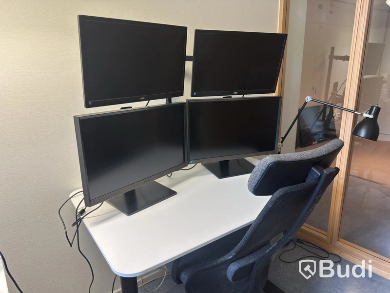 Höj och sänkbart skrivbord inkl. kontorsstol och 4 st. datorskärmar
