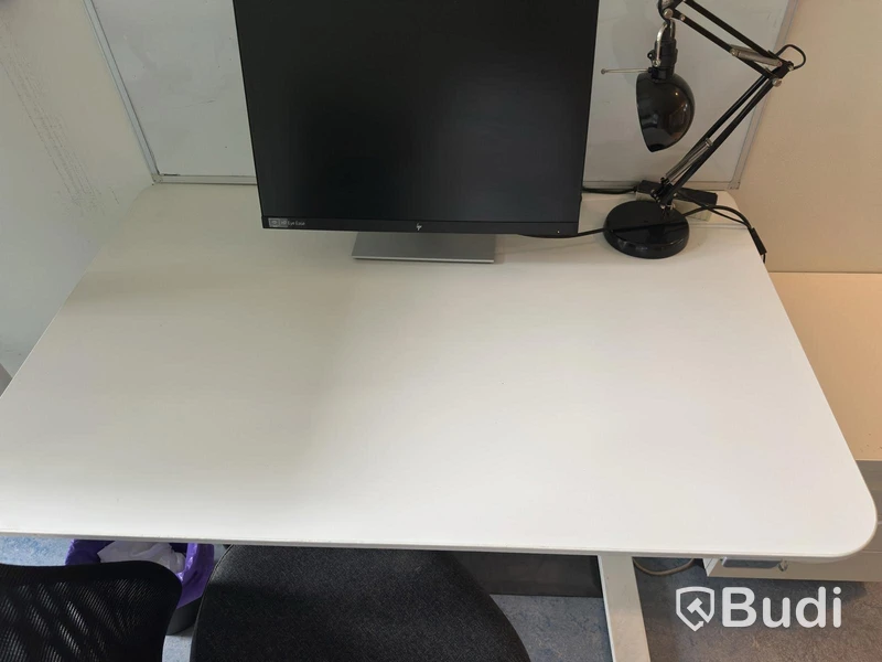 Höj och sänkbart skrivbord inkl kontorsstol och hurts