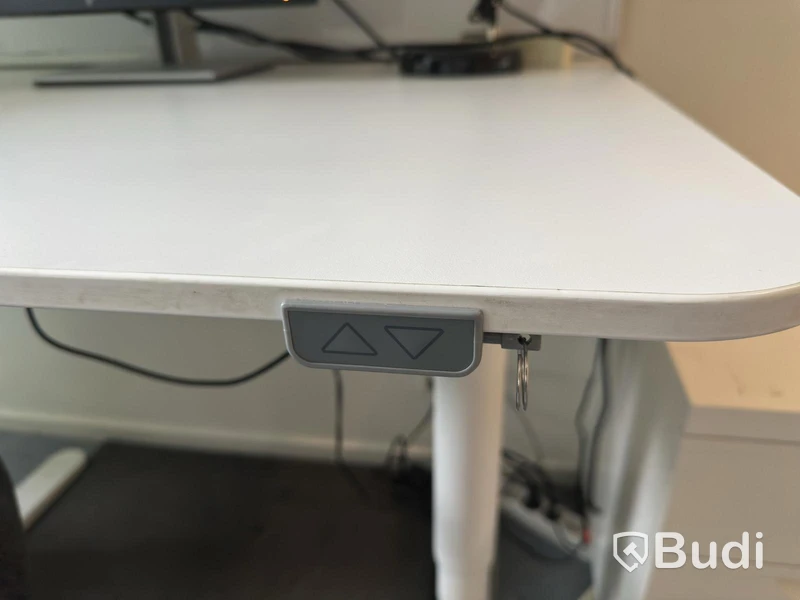 Höj och sänkbart skrivbord inkl kontorsstol och hurts