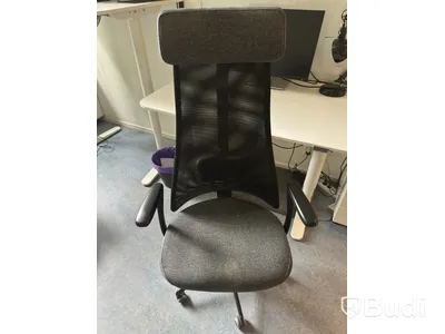 Höj och sänkbart skrivbord inkl kontorsstol och hurts