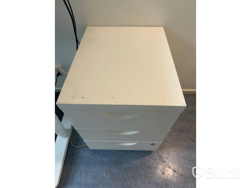 Höj och sänkbart skrivbord inkl kontorsstol och hurts