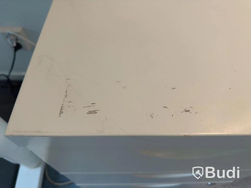 Höj och sänkbart skrivbord inkl kontorsstol och hurts