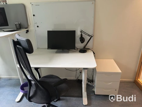 Höj och sänkbart skrivbord inkl kontorsstol och hurts