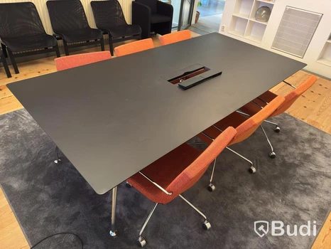 Konferensbord med 6 st. stolar på hjul