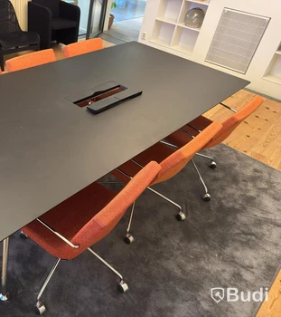 Konferensbord med 6 st. stolar på hjul