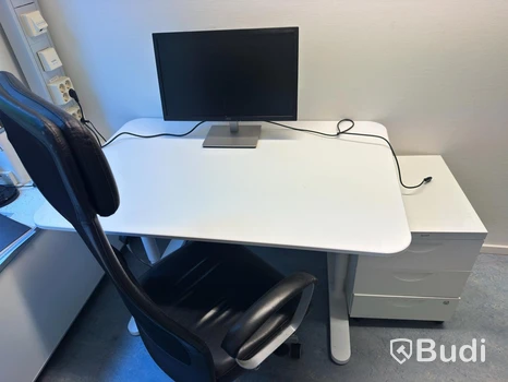 Skrivbord inkl. kontorsstol och hurts