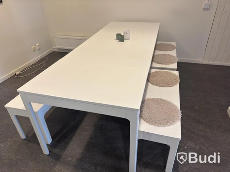 Matbord med förlängning  inkl. bänkar