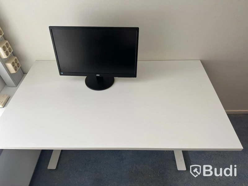Skrivbord inkl. kontorsstol och datorskärm