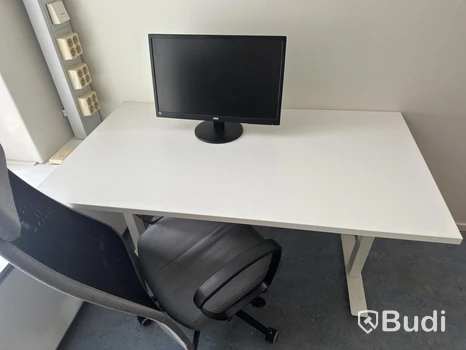 Skrivbord inkl. kontorsstol och datorskärm