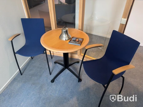 2 s. Karmstolar inkl. bord