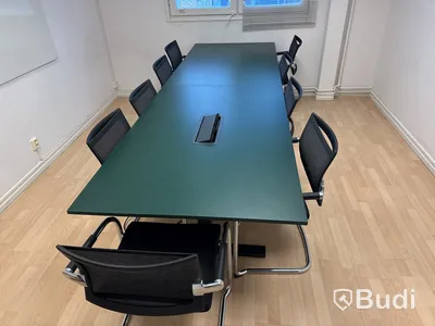 Konferensbord med 9 stolar, grönt