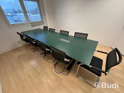 Konferensbord med 9 stolar, grönt