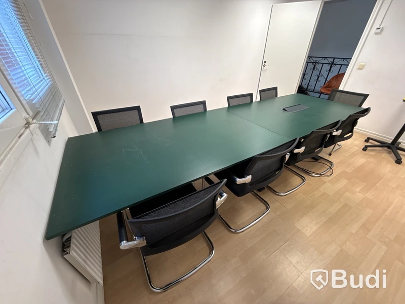 Konferensbord med 9 stolar, grönt