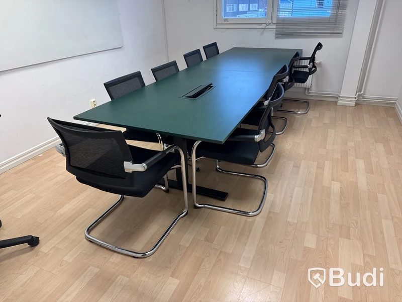 Konferensbord med 9 stolar, grönt