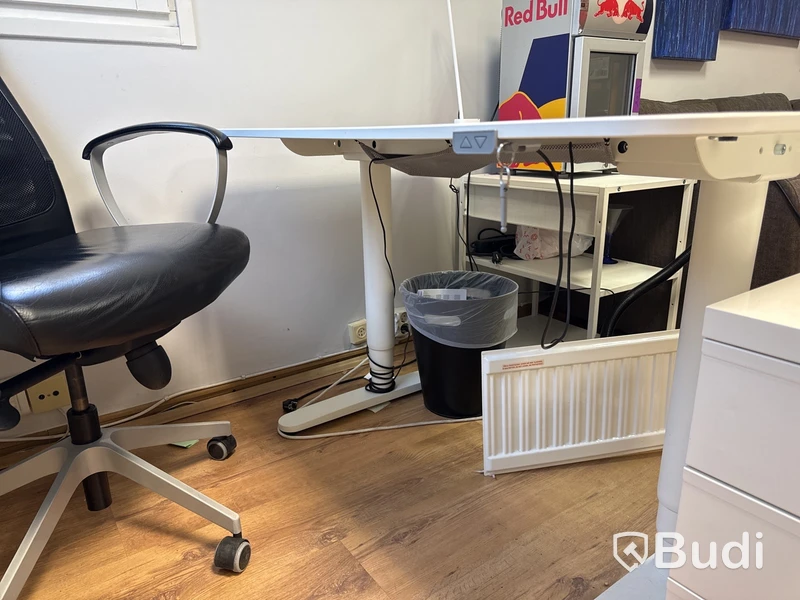 Arbetsplats: skrivbord inkl. stol & hurts