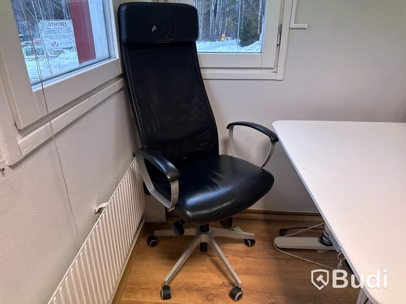 Arbetsplats: skrivbord inkl. stol & hurts