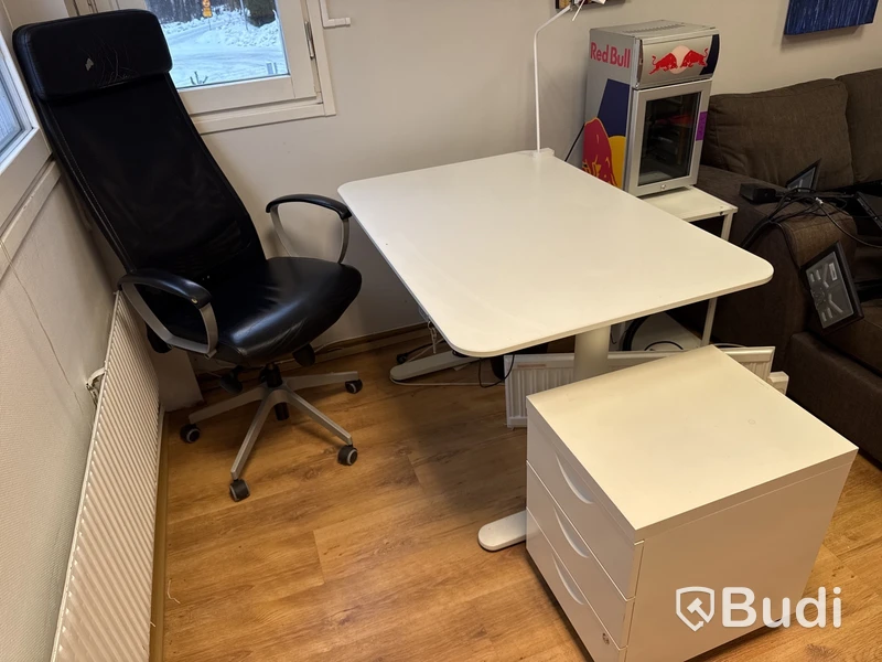 Arbetsplats: skrivbord inkl. stol & hurts