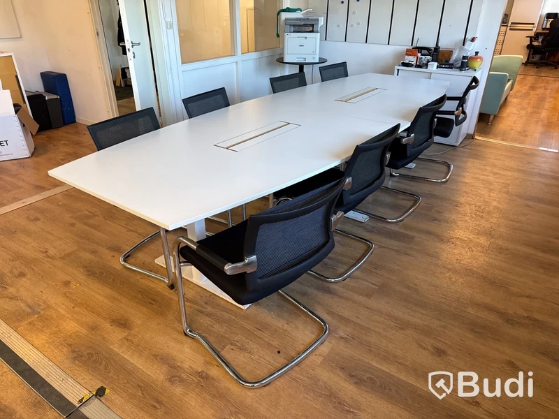Konferensbord med 8 st stolar, eluttag