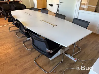 Konferensbord med 8 st stolar, eluttag