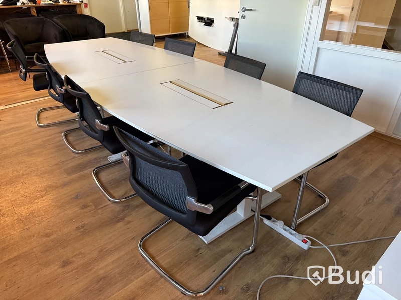 Konferensbord med 8 st stolar, eluttag