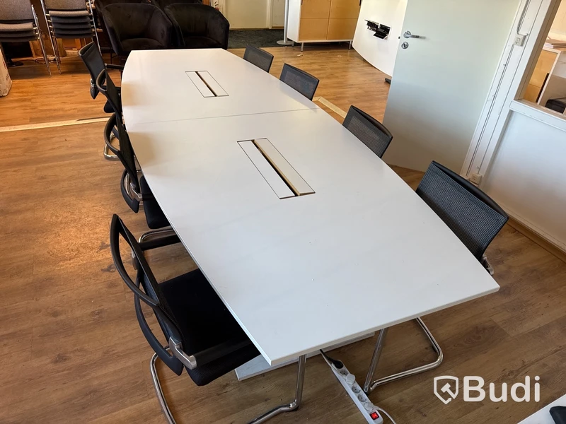 Konferensbord med 8 st stolar, eluttag