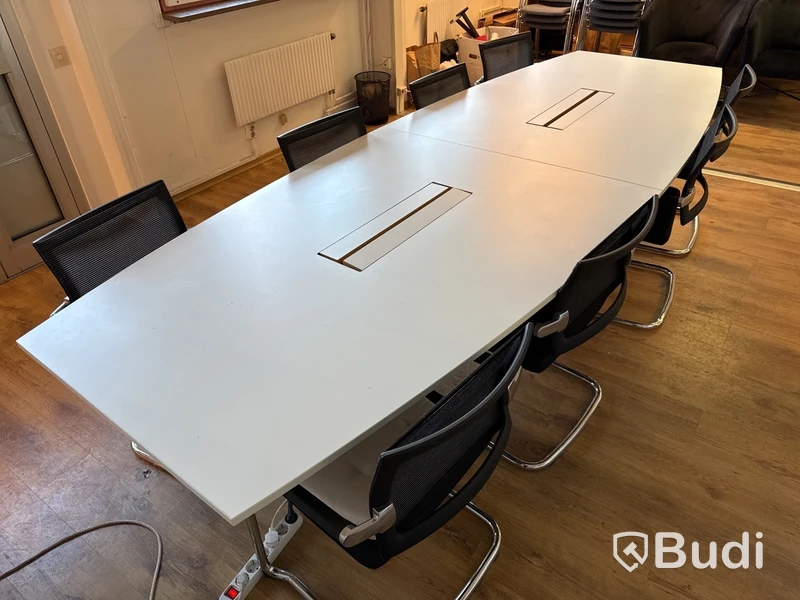Konferensbord med 8 st stolar, eluttag