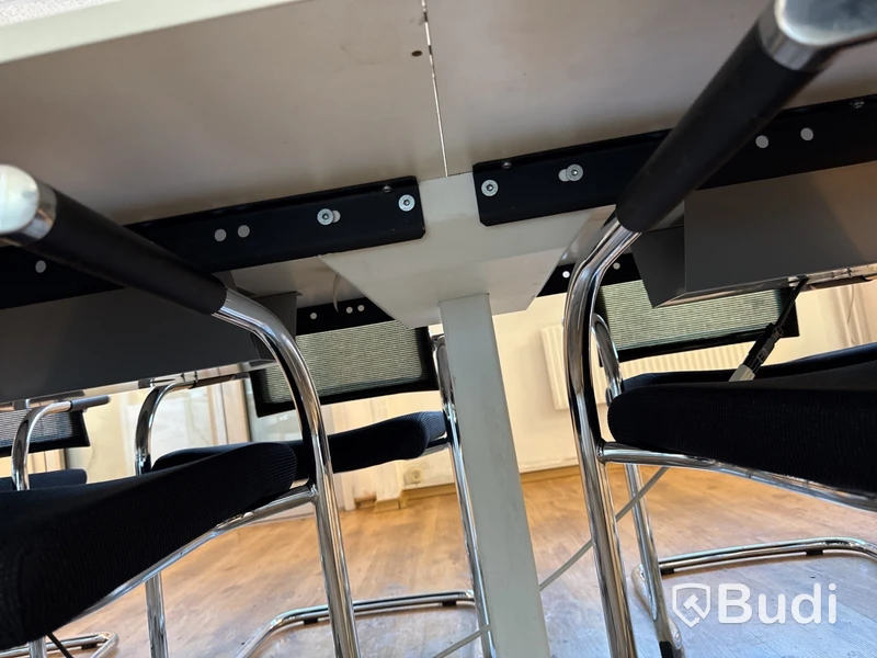 Konferensbord med 8 st stolar, eluttag