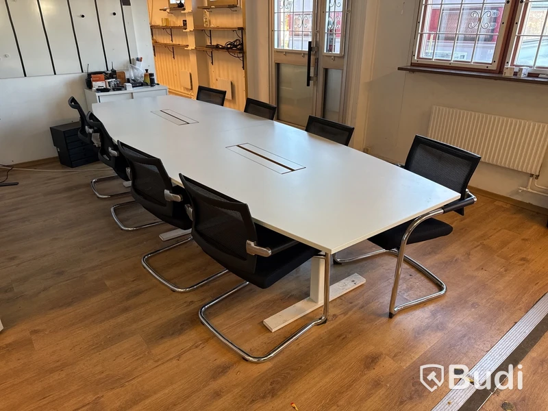 Konferensbord med 8 st stolar, eluttag
