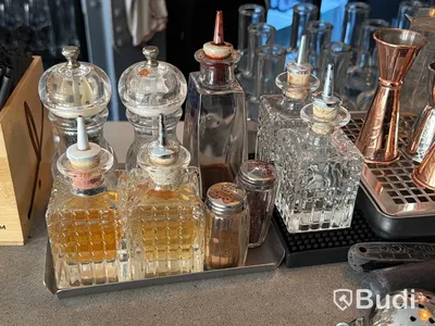 Sortiment diverse bartillbehör, shakers, mått, redskap etc.