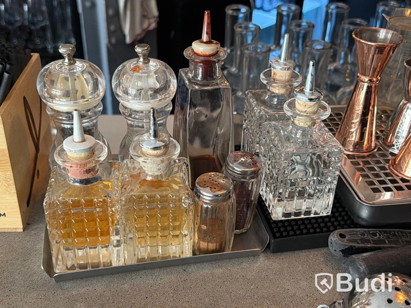 Sortiment diverse bartillbehör, shakers, mått, redskap etc.