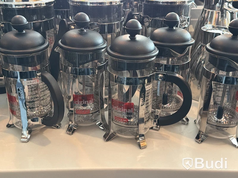 Ca 15 st pressokannor för kaffe, 4 tekannor samt 4 mjölkkannor