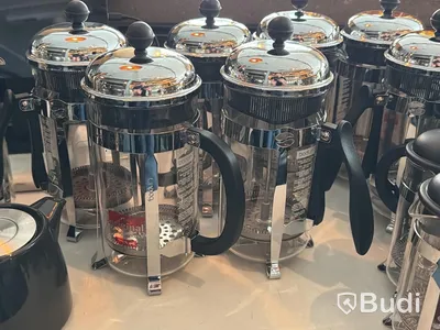 Ca 15 st pressokannor för kaffe, 4 tekannor samt 4 mjölkkannor