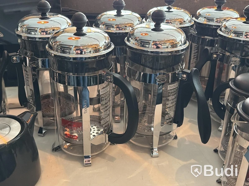 Ca 15 st pressokannor för kaffe, 4 tekannor samt 4 mjölkkannor