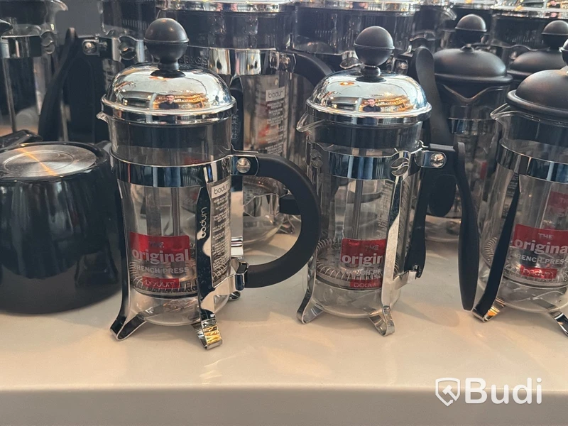 Ca 15 st pressokannor för kaffe, 4 tekannor samt 4 mjölkkannor
