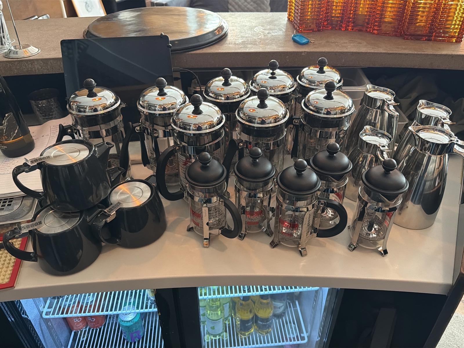 Ca 15 st pressokannor för kaffe, 4 tekannor samt 4 mjölkkannor