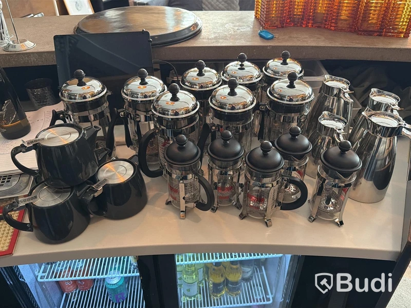 Ca 15 st pressokannor för kaffe, 4 tekannor samt 4 mjölkkannor