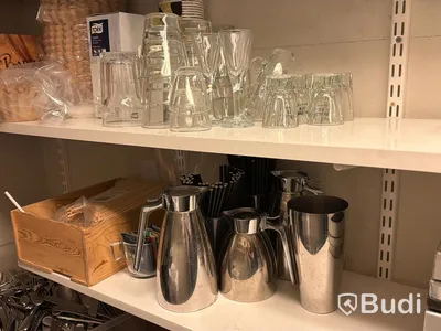 Förråd med diverse, bl.a. engångsartiklar, glas, bestick m.m.