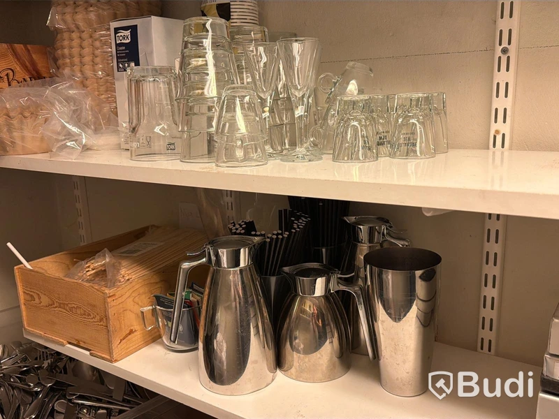 Förråd med diverse, bl.a. engångsartiklar, glas, bestick m.m.