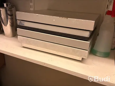 Förråd med diverse, bl.a. engångsartiklar, glas, bestick m.m.