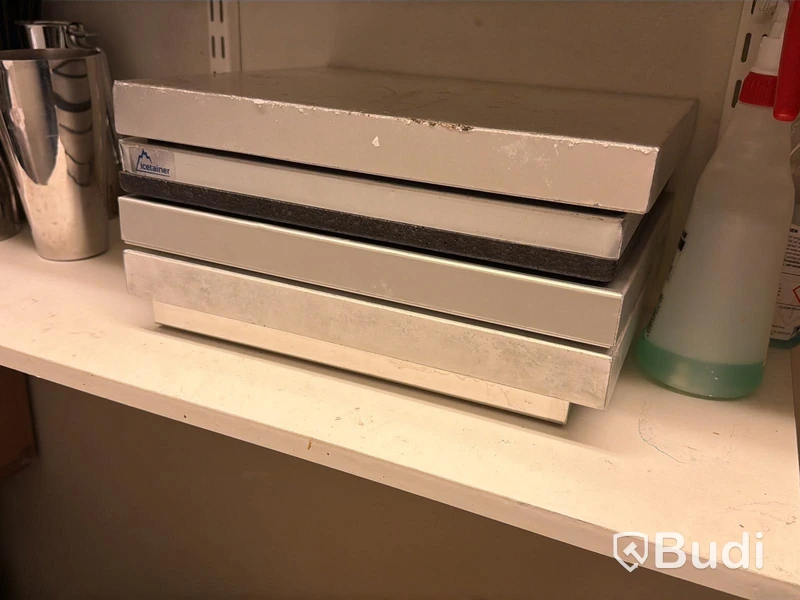 Förråd med diverse, bl.a. engångsartiklar, glas, bestick m.m.