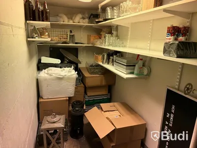 Förråd med diverse, bl.a. engångsartiklar, glas, bestick m.m.