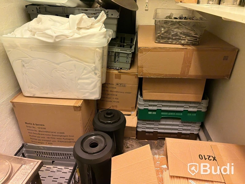Förråd med diverse, bl.a. engångsartiklar, glas, bestick m.m.