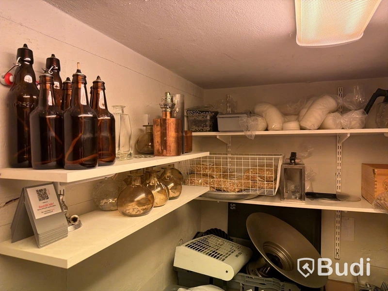 Förråd med diverse, bl.a. engångsartiklar, glas, bestick m.m.