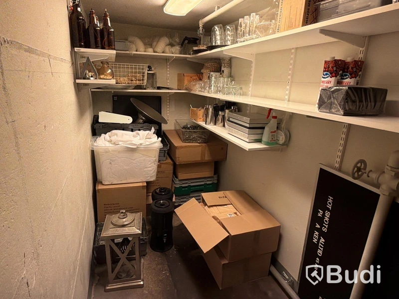 Förråd med diverse, bl.a. engångsartiklar, glas, bestick m.m.