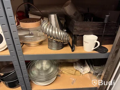 "Allt i förråd" bl.a. fritös, klämgrill, ismaskin, glassmaskin, porslin, högtalare, diverse servering m.m.