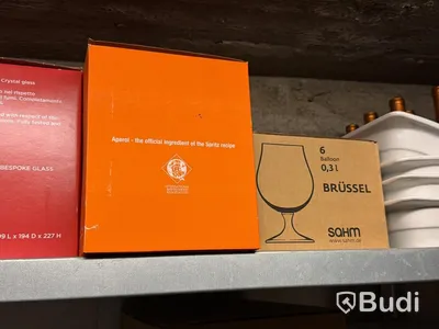 Parti diverse glas och porslin