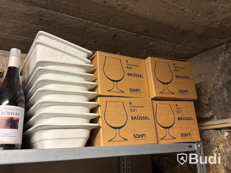 Parti diverse glas och porslin
