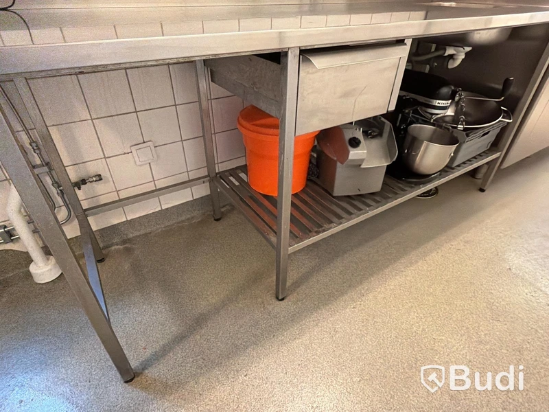 Rostfri arbetsbänk med ho
