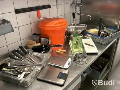 Parti diverse köksredskap, bl.a. pastamaskin, slunga, Microplane rivjärn m.m.